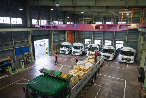 大型トラックドライバー【勤務地：三島営業所】